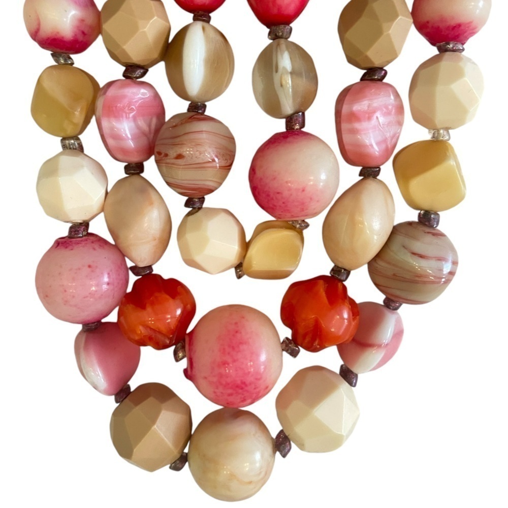 Vtg 60’s Hattie Carnegie 3 strand pink & beige multiple shape beads necklace - Picture 3 of 9